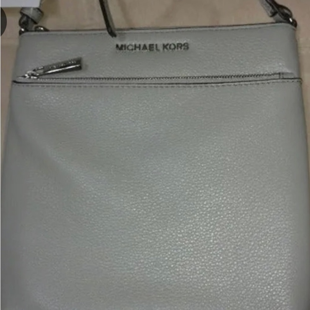 Never used! It has a matching Michael Kors wallet!!